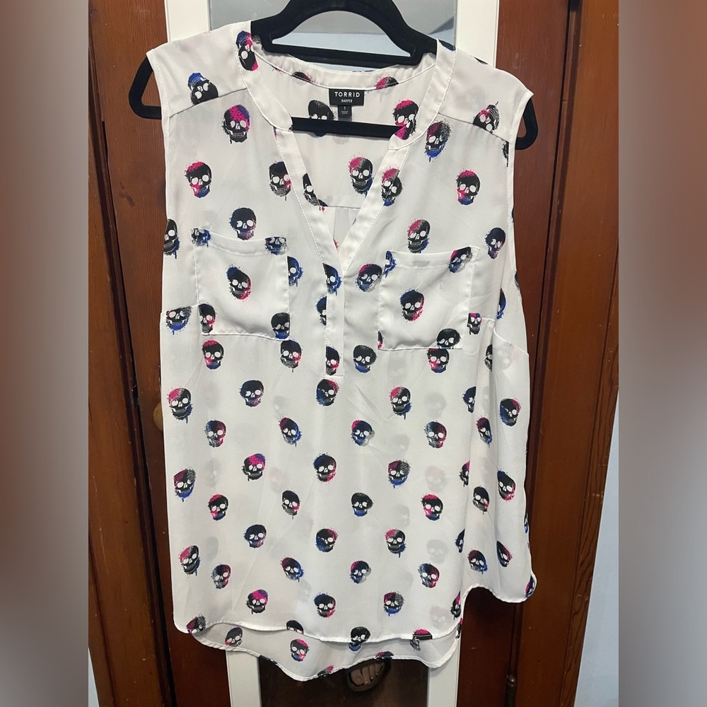 Cute bold skulls white sleeveless blouse.